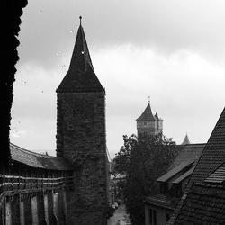 Stadtmauer im Regen